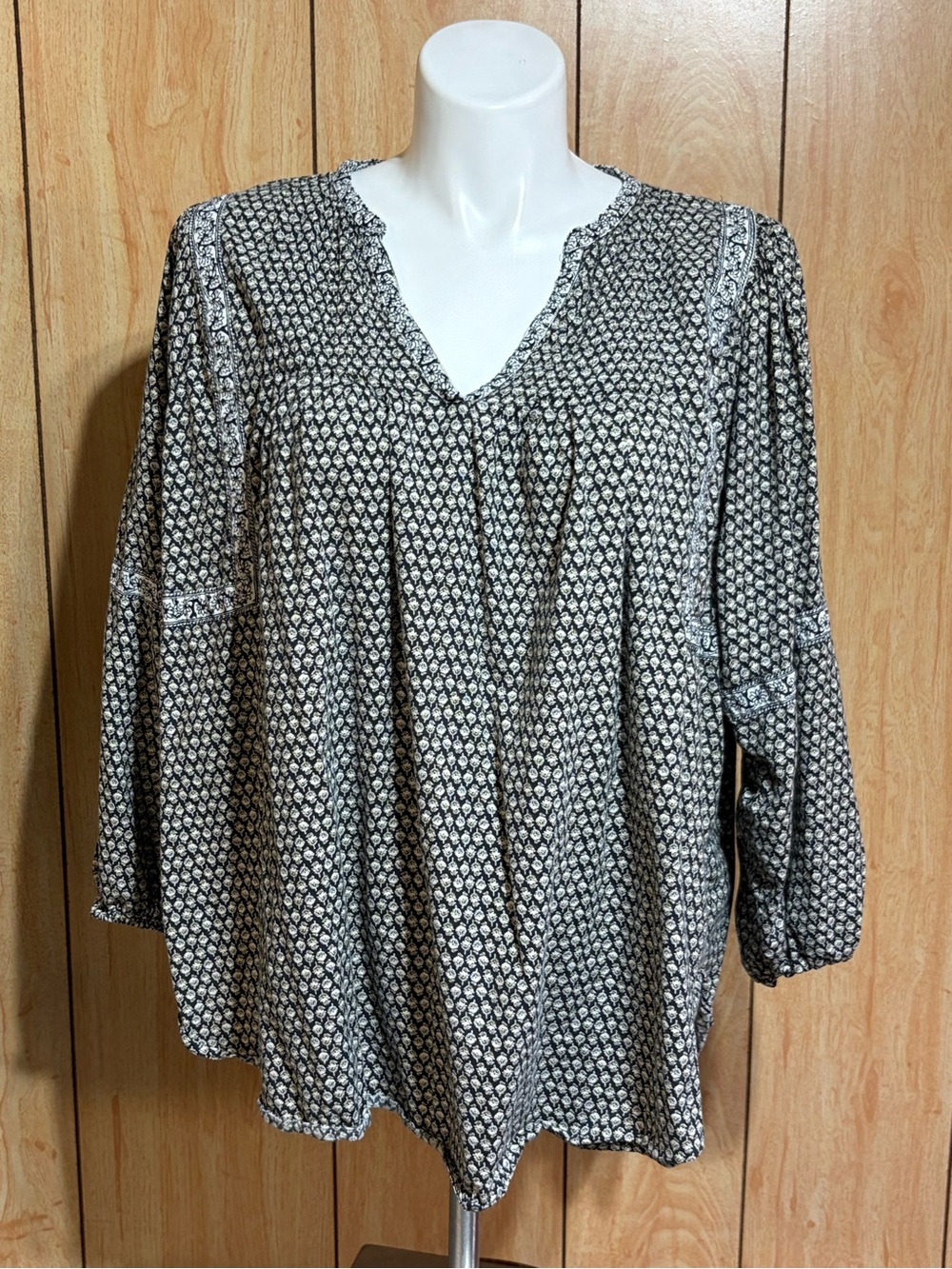 Old Navy Black and White Printed V-Neck Peasant Blouse